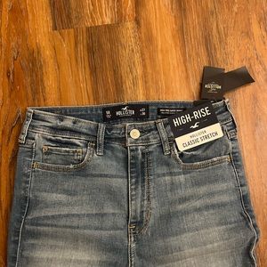 New with tags! Hollister: High Rise Super Skinny Classic Stretch | size: 5R